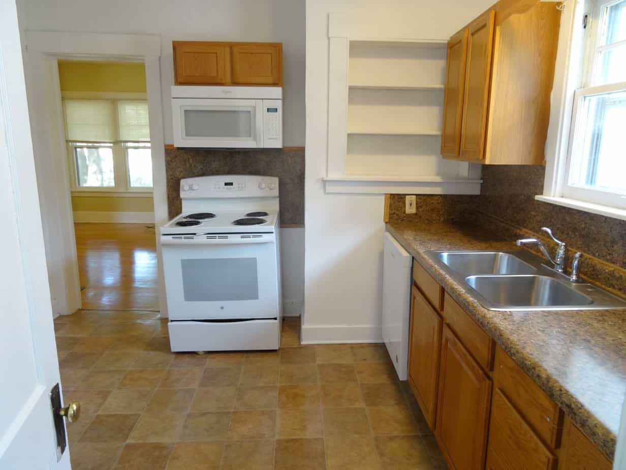 224 Elizabeth St, East Lansing Right off MAC street, Huge LR and nice