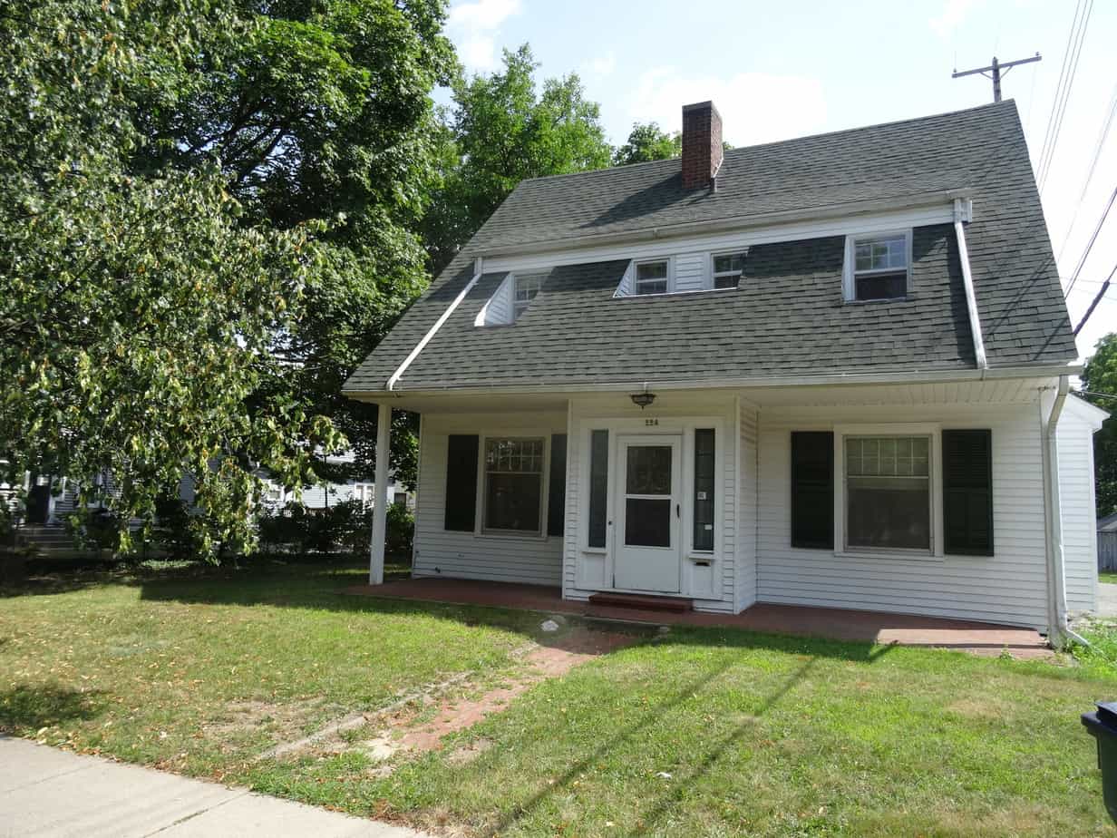 224 Elizabeth St, East Lansing Right off MAC street, Huge LR and nice yard SRP Management