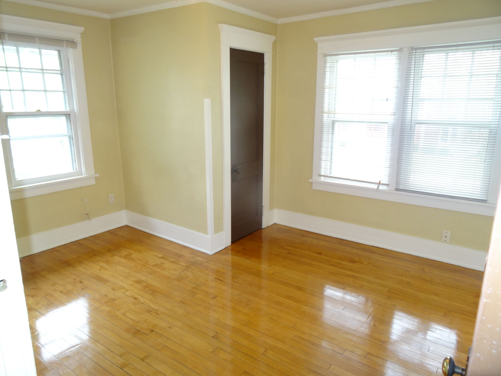 504 Abbot Rd, East Lansing Great downtown location, Beautiful Large LR